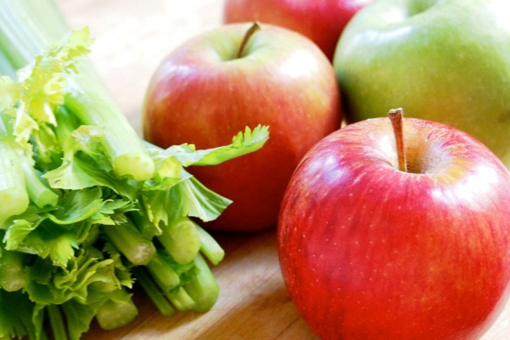 nature morte pomme et celeri