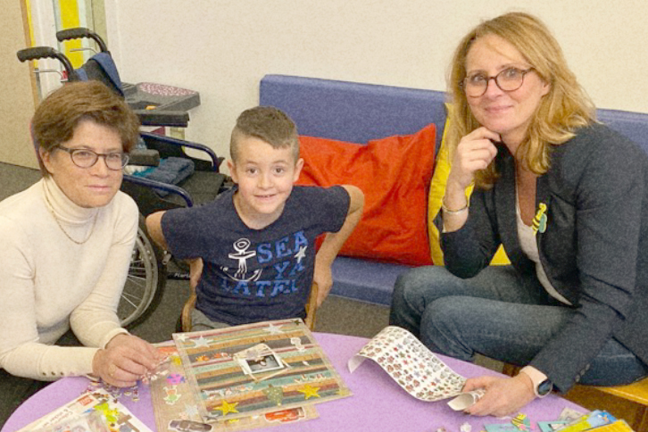photo de 2 bénévoles de l'association les magic poppins à l'hopital en compagnie d'un enfant hospitalisé